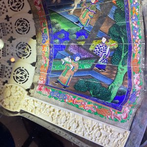 Deux éventails chinois de Canton en laque et papier peint, montés en plexi, 19ème — photo 48