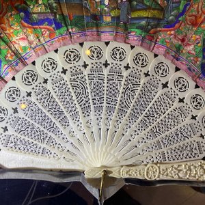 Deux éventails chinois de Canton en laque et papier peint, montés en plexi, 19ème — photo 57