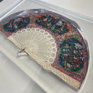Deux éventails chinois de Canton en laque et papier peint, montés en plexi, 19ème — photo 7