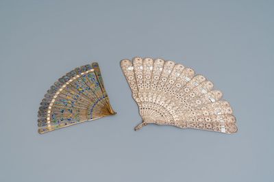 Deux éventails en filigrane d'argent et argent émaillé, Chine, 19ème