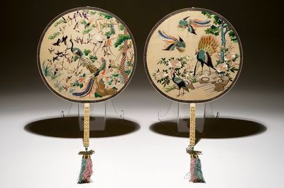 Deux éventails en soie brodée et ivoire de type pien mien, 18/19ème