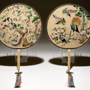 Deux éventails en soie brodée et ivoire de type pien mien, 18/19ème — photo 1