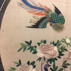 Deux éventails en soie brodée et ivoire de type pien mien, 18/19ème — photo 14