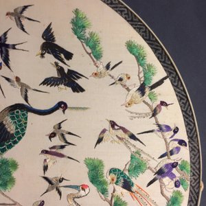 Deux éventails en soie brodée et ivoire de type pien mien, 18/19ème — photo 38