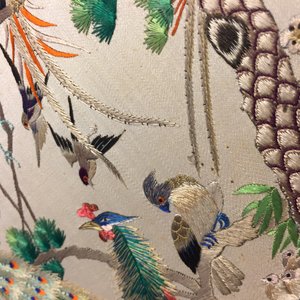 Deux éventails en soie brodée et ivoire de type pien mien, 18/19ème — photo 44