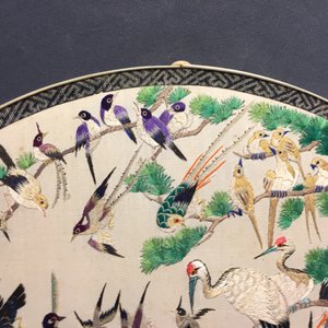 Deux éventails en soie brodée et ivoire de type pien mien, 18/19ème — photo 45