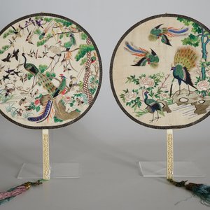 Deux éventails en soie brodée et ivoire de type pien mien, 18/19ème — photo 6