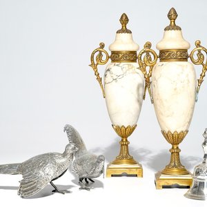 Deux faisans en argent, une cloche de table et une paire de cassolettes en marbre, 19/20ème — photo 1