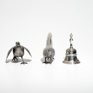 Deux faisans en argent, une cloche de table et une paire de cassolettes en marbre, 19/20ème — photo 4