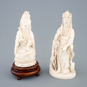 Deux figures de Boddhisatve en ivoire sculpté, vers 1920 — photo 1