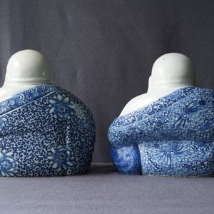 Deux figures de Bouddha en porcelaine de Chine en bleu et blanc, 19/20ème — photo 17