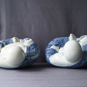 Deux figures de Bouddha en porcelaine de Chine en bleu et blanc, 19/20ème — photo 18