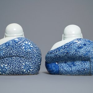 Deux figures de Bouddha en porcelaine de Chine en bleu et blanc, 19/20ème — photo 4