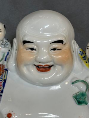 Deux figures de Bouddha en porcelaine de Chine famille rose, marque Zhu Mao Ji Zao 朱茂記造 et Zhu Yitai 朱義泰, République — photo 11