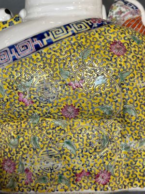 Deux figures de Bouddha en porcelaine de Chine famille rose, marque Zhu Mao Ji Zao 朱茂記造 et Zhu Yitai 朱義泰, République — photo 17