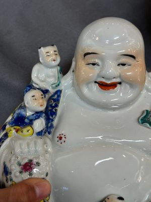Deux figures de Bouddha en porcelaine de Chine famille rose, marque Zhu Mao Ji Zao 朱茂記造 et Zhu Yitai 朱義泰, République — photo 3