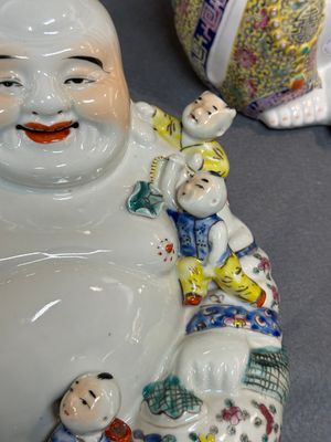 Deux figures de Bouddha en porcelaine de Chine famille rose, marque Zhu Mao Ji Zao 朱茂記造 et Zhu Yitai 朱義泰, République — photo 4
