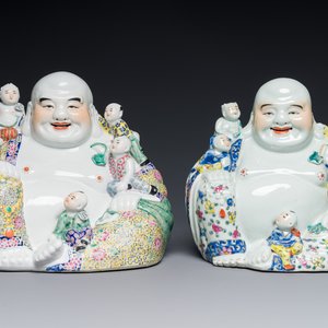 Deux figures de Bouddha en porcelaine de Chine famille rose, marque Zhu Mao Ji Zao 朱茂記造 et Zhu Yitai 朱義泰, République — photo 1