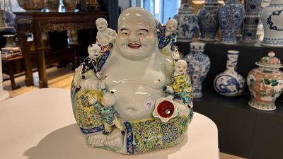 Deux figures de Bouddha en porcelaine de Chine famille rose, marque Zhu Mao Sheng 朱茂生, 19/20ème — photo 5