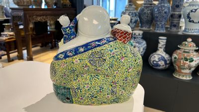 Deux figures de Bouddha en porcelaine de Chine famille rose, marque Zhu Mao Sheng 朱茂生, 19/20ème — photo 6