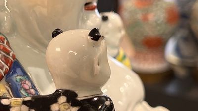 Deux figures de Bouddha en porcelaine de Chine famille rose, marque Zhu Mao Sheng 朱茂生, 19/20ème — photo 7