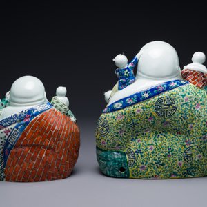 Deux figures de Bouddha en porcelaine de Chine famille rose, marque Zhu Mao Sheng 朱茂生, 19/20ème — photo 2