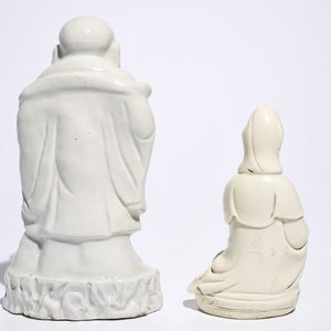 Deux figures de Bouddha et Guanyin en porcelaine blanc de Chine de Dehua, 19/20ème — photo 4