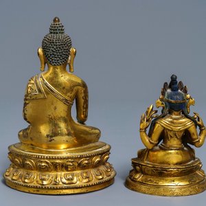 Deux figures de Bouddha Shakyamuni et d' Avalokitesvara en bronze doré, Sino-Tibet, 18/19ème — photo 4