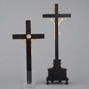 Deux figures de Christ en ivoire sculpté et monté sur crucifix en bois d'ébène et écaille de tortue, 18/19ème — photo 2