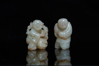 Deux figures de garçons en jade céladon sculpté, Chine, 19/20ème