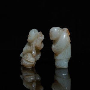 Deux figures de garçons en jade céladon sculpté, Chine, 19/20ème — photo 2