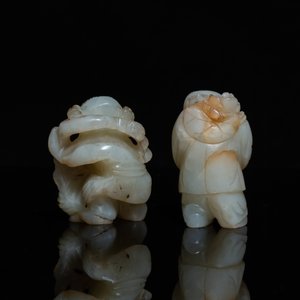 Deux figures de garçons en jade céladon sculpté, Chine, 19/20ème — photo 3