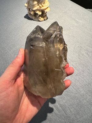 Deux figures de guanyin en pierre stéatite et cristal et une assiette en jade à décor de chilong, 19ème — photo 11