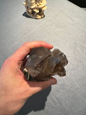 Deux figures de guanyin en pierre stéatite et cristal et une assiette en jade à décor de chilong, 19ème — photo 12