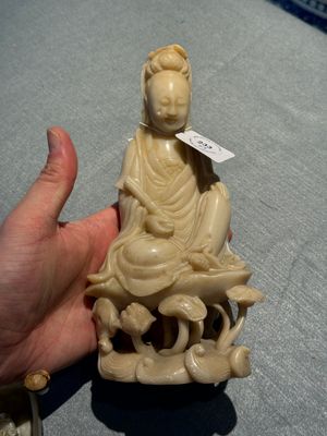 Deux figures de guanyin en pierre stéatite et cristal et une assiette en jade à décor de chilong, 19ème — photo 15