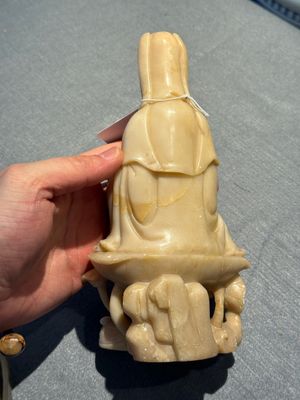 Deux figures de guanyin en pierre stéatite et cristal et une assiette en jade à décor de chilong, 19ème — photo 18
