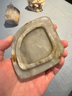 Deux figures de guanyin en pierre stéatite et cristal et une assiette en jade à décor de chilong, 19ème — photo 5