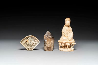 Deux figures de guanyin en pierre stéatite et cristal et une assiette en jade à décor de chilong, 19ème