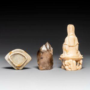Deux figures de guanyin en pierre stéatite et cristal et une assiette en jade à décor de chilong, 19ème — photo 2
