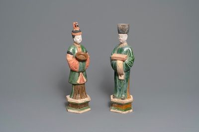 Deux figures de tombeau en terre cuite polychromé, Chine, Ming
