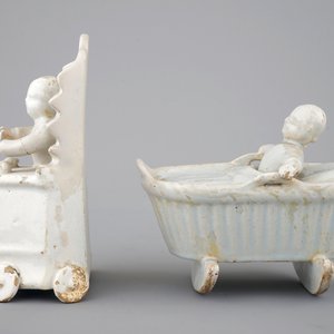 Deux figures d'enfants en blanc de Delft, 18ème siècle — photo 3