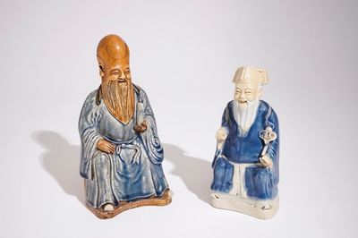 Deux figures d'immortels en biscuit émaillé bleu et blanc, Chine, Qianlong