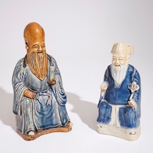 Deux figures d'immortels en biscuit émaillé bleu et blanc, Chine, Qianlong — photo 1