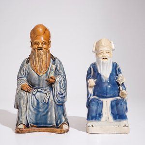 Deux figures d'immortels en biscuit émaillé bleu et blanc, Chine, Qianlong — photo 2
