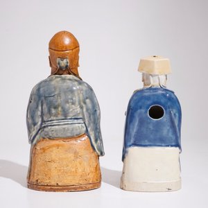Deux figures d'immortels en biscuit émaillé bleu et blanc, Chine, Qianlong — photo 4