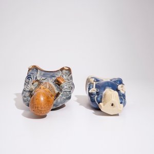 Deux figures d'immortels en biscuit émaillé bleu et blanc, Chine, Qianlong — photo 7