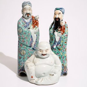 Deux figures d'immortels et un Bouddha en porcelaine de Chine famille rose, 19/20ème — photo 1