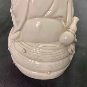 Deux figures d'un Luohan et de Guanyin au servant en porcelaine blanc de Chine de Dehua, 19ème — photo 18