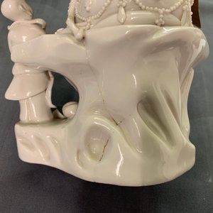 Deux figures d'un Luohan et de Guanyin au servant en porcelaine blanc de Chine de Dehua, 19ème — photo 21