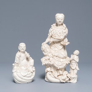 Deux figures d'un Luohan et de Guanyin au servant en porcelaine blanc de Chine de Dehua, 19ème — photo 1